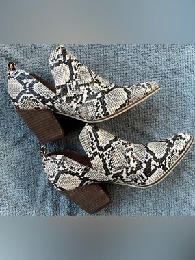 BEAST FASHION SNAKE PYTHON PRINT BOOTS NEW 8.5